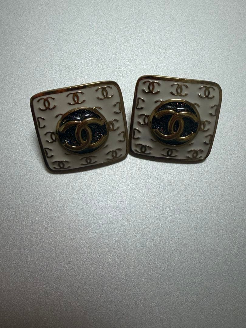 CHANEL スクエア型ピアス ホワイト/ゴールド