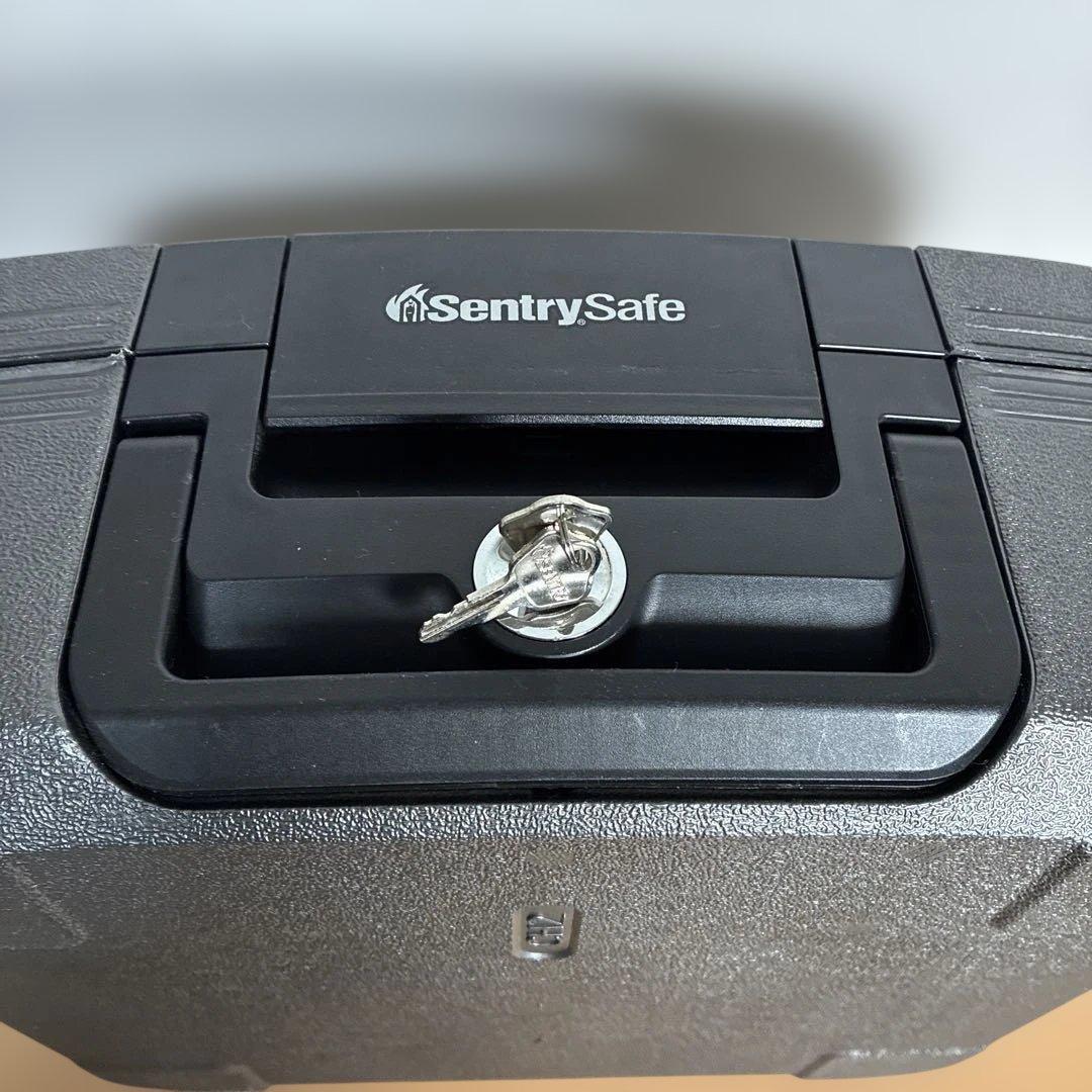 SentrySafe セキュリティケース 鍵２個付き　耐火 防水