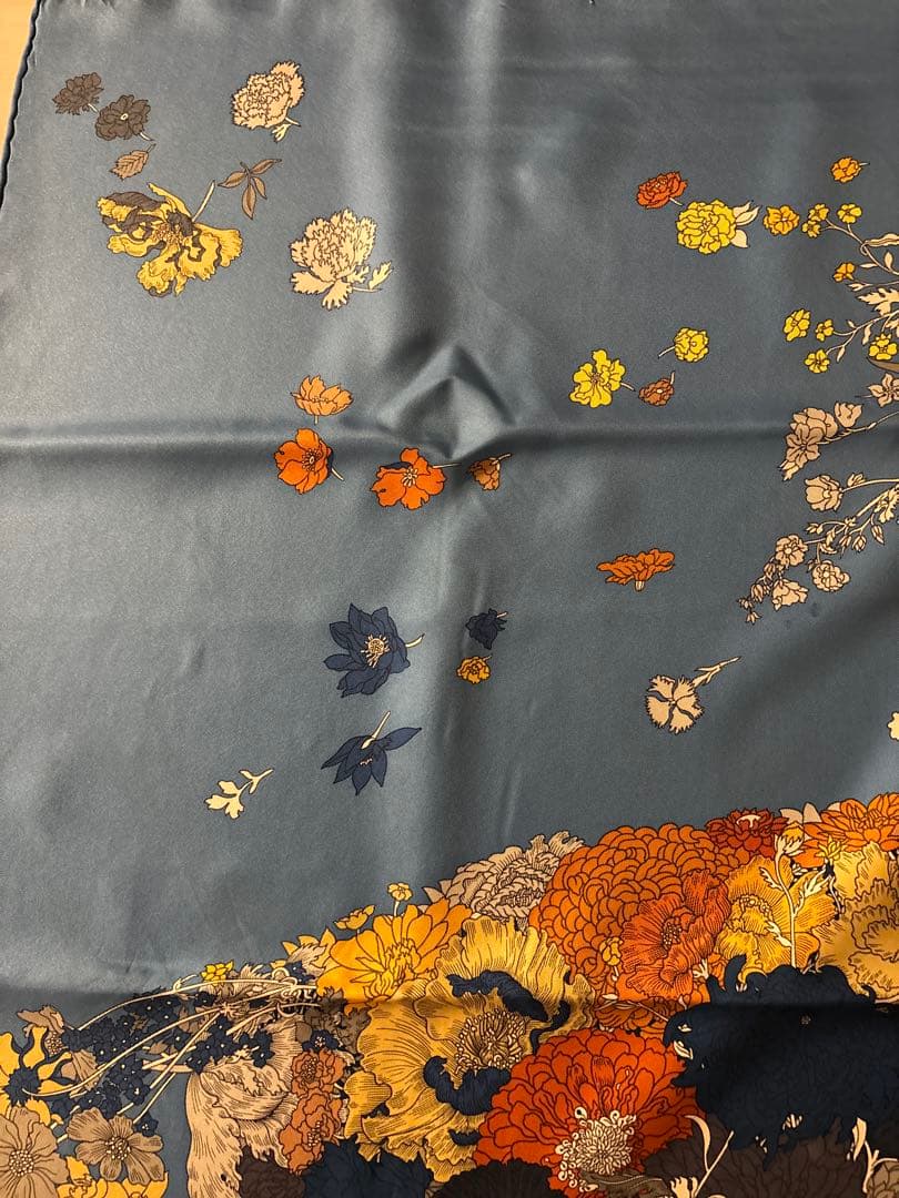 エルメス　カレ90 ROBE LÉGÈRE 花柄スカーフ