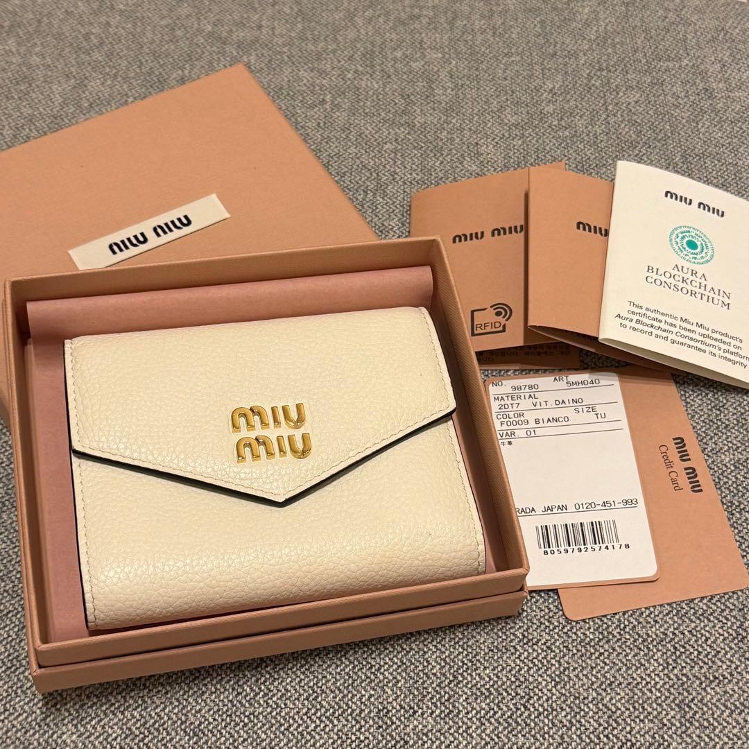 miu miu アイボリー 二つ折り財布