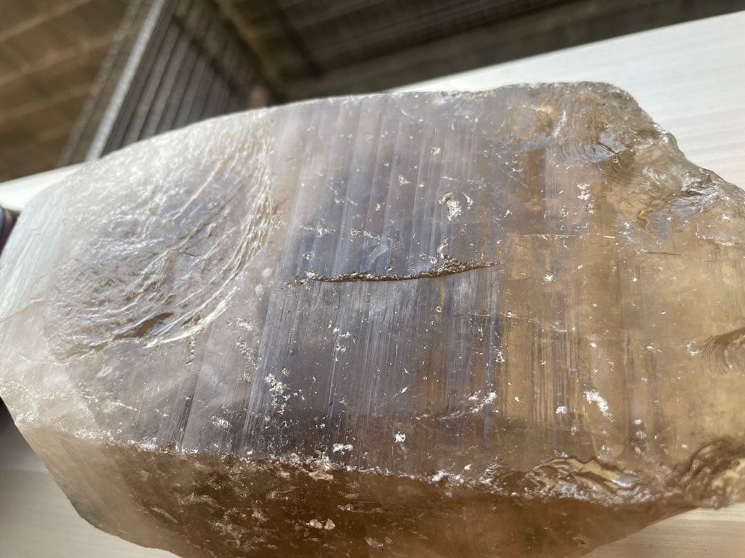 スモーキークォーツポイント木製台座付き