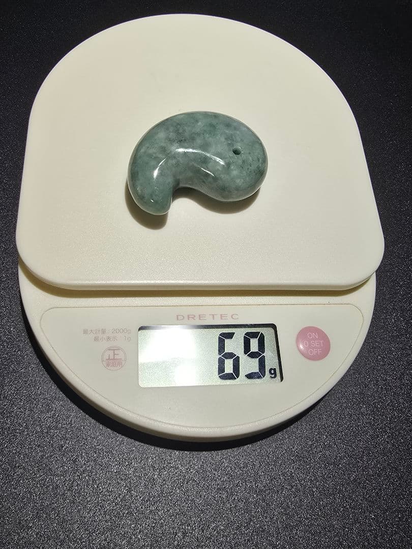 4 翡翠　天然　本翡翠　大型　勾玉　天然石　レア物　ヒスイ　天然石　鉱物　勾玉