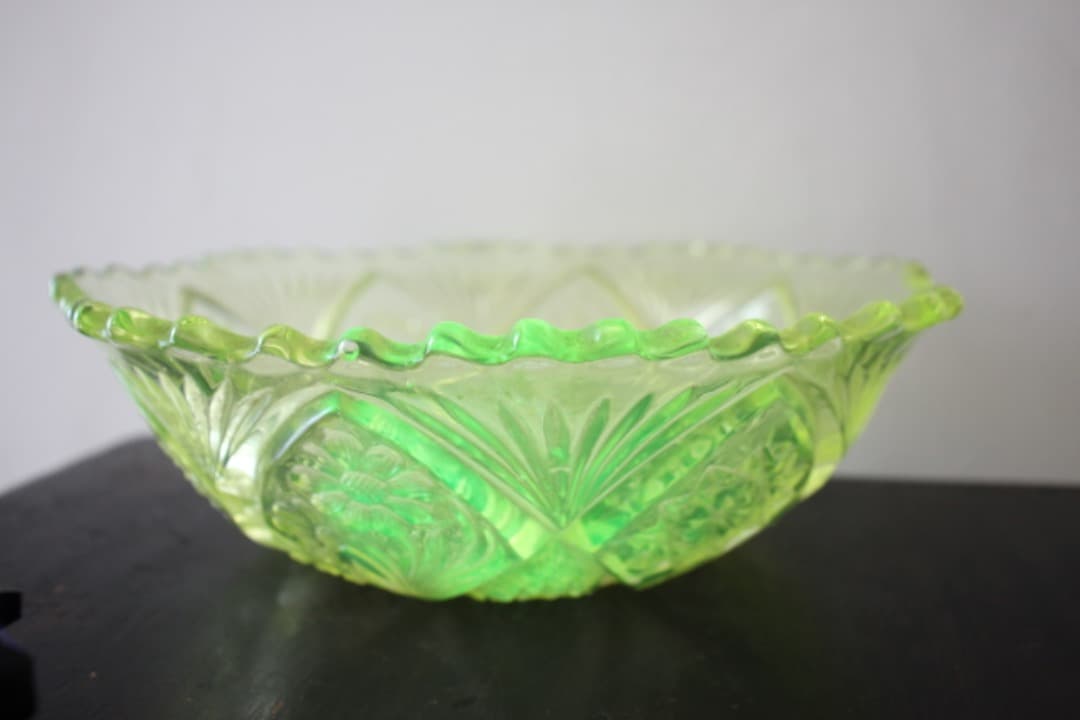 骨董　和ガラス　ウランガラス　花・星紋様　大鉢　ボウル