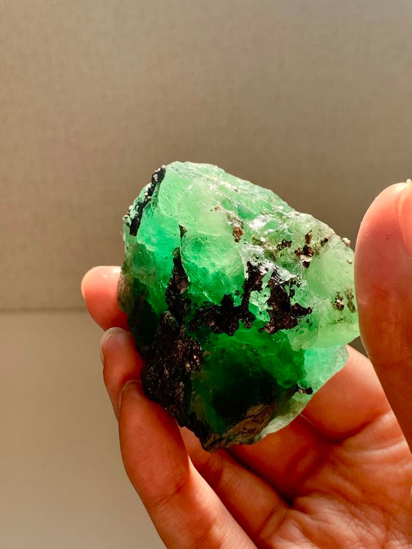 レアカラー　ペルー産　フローライト　原石　鉱物標本　トルマリン　翡翠　グリーン