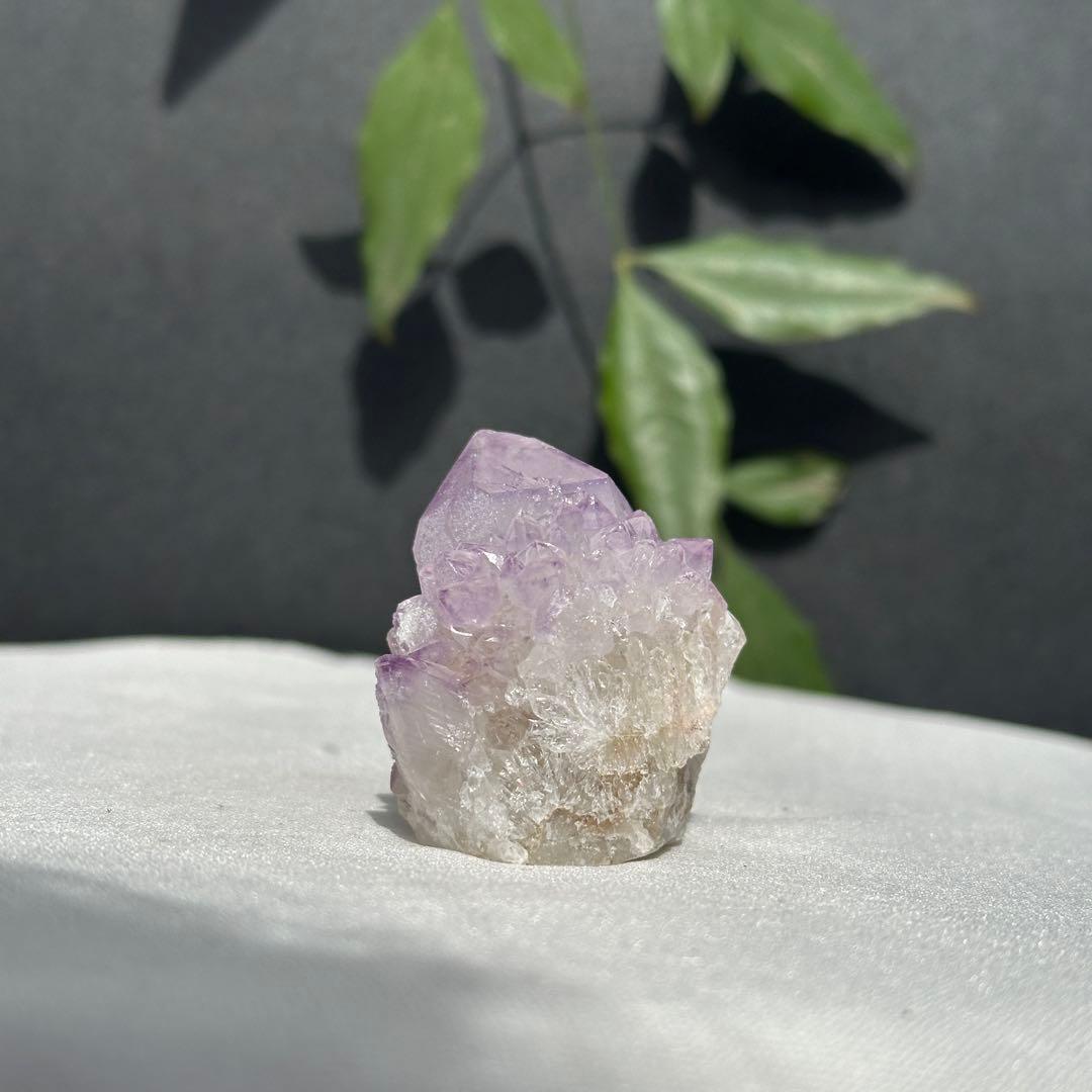 天然石アメジストの原石　置物　鉱物D.440