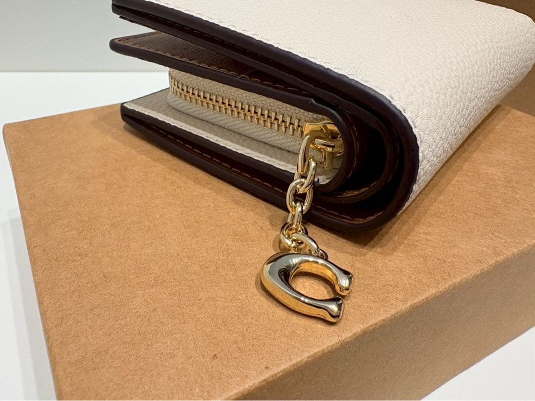 COACH コーチ　二つ折り財布 ホワイト