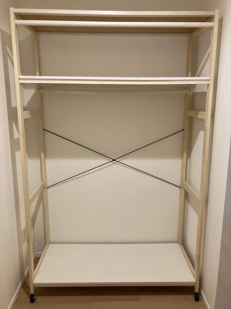 ホワイト木製衣類ハンガー キャスター付き　棚付き