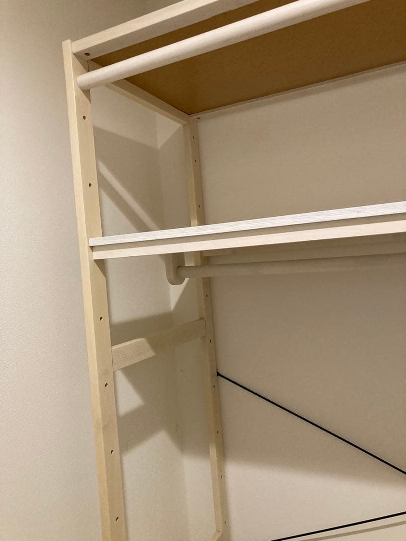 ホワイト木製衣類ハンガー キャスター付き　棚付き