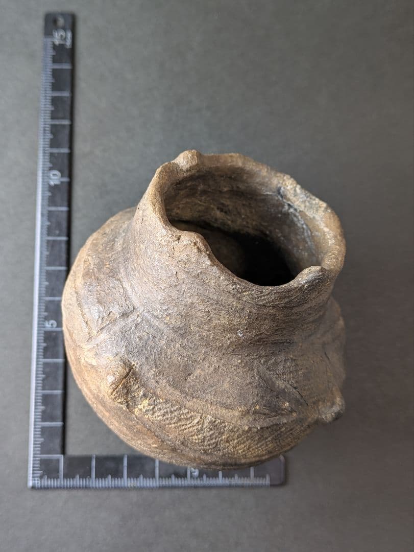 R2 いちばんページです。津軽市木造亀ケ岡遺跡出土品縄文晩期 高さ約8㌢！