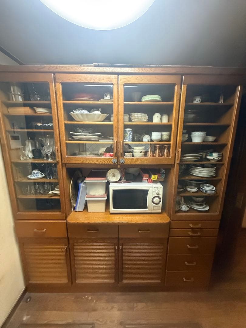最高級　巨大キャビネット木工匠無垢？ナラ？昭和アンティーク箪笥収納多数木工食器