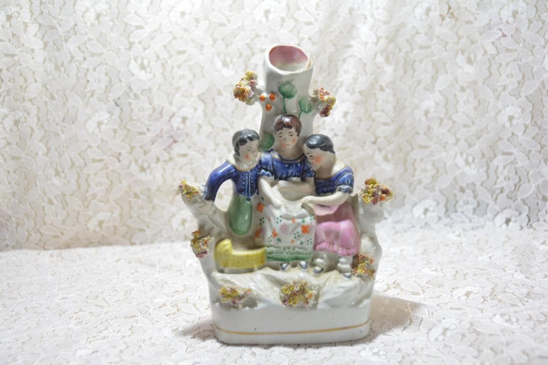 イギリス　スタッフォードシャーフィギュアの陶器花瓶