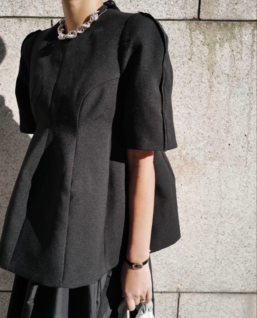 新品タグ付き！machatt ブラックペプラムトップス 半袖