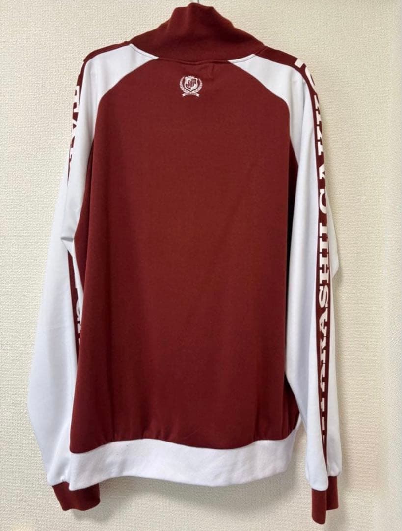 新しい学校のリーダーズの公式グッズのジャージ。