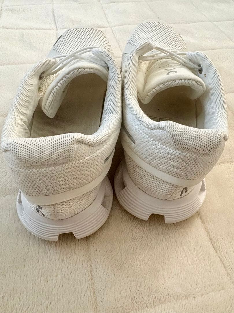 On Cloudスニーカー ホワイト 25cm ※24cm寄りの履き心地