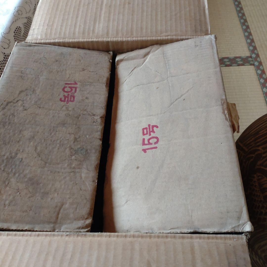 手彫り模様の陶器花瓶 中型