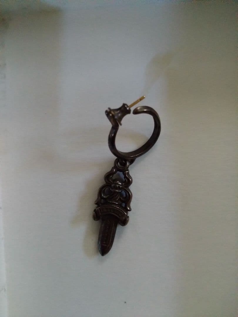 クロムハーツ 剣型ダークブラウン金属製ピアス(片耳用)