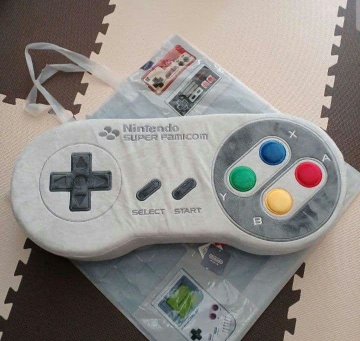 任天堂　Nintendo スーパーファミコン コントローラー型クッション