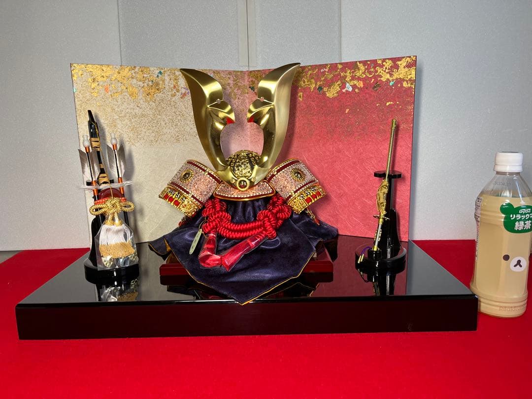 12号立体大鍬形の兜　金箔チラシ二曲和紙屏風