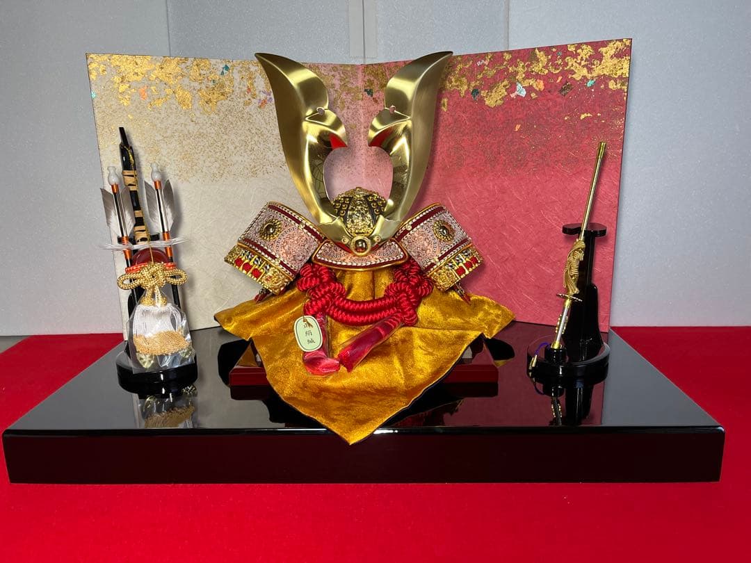 12号立体大鍬形の兜　金箔チラシ二曲和紙屏風