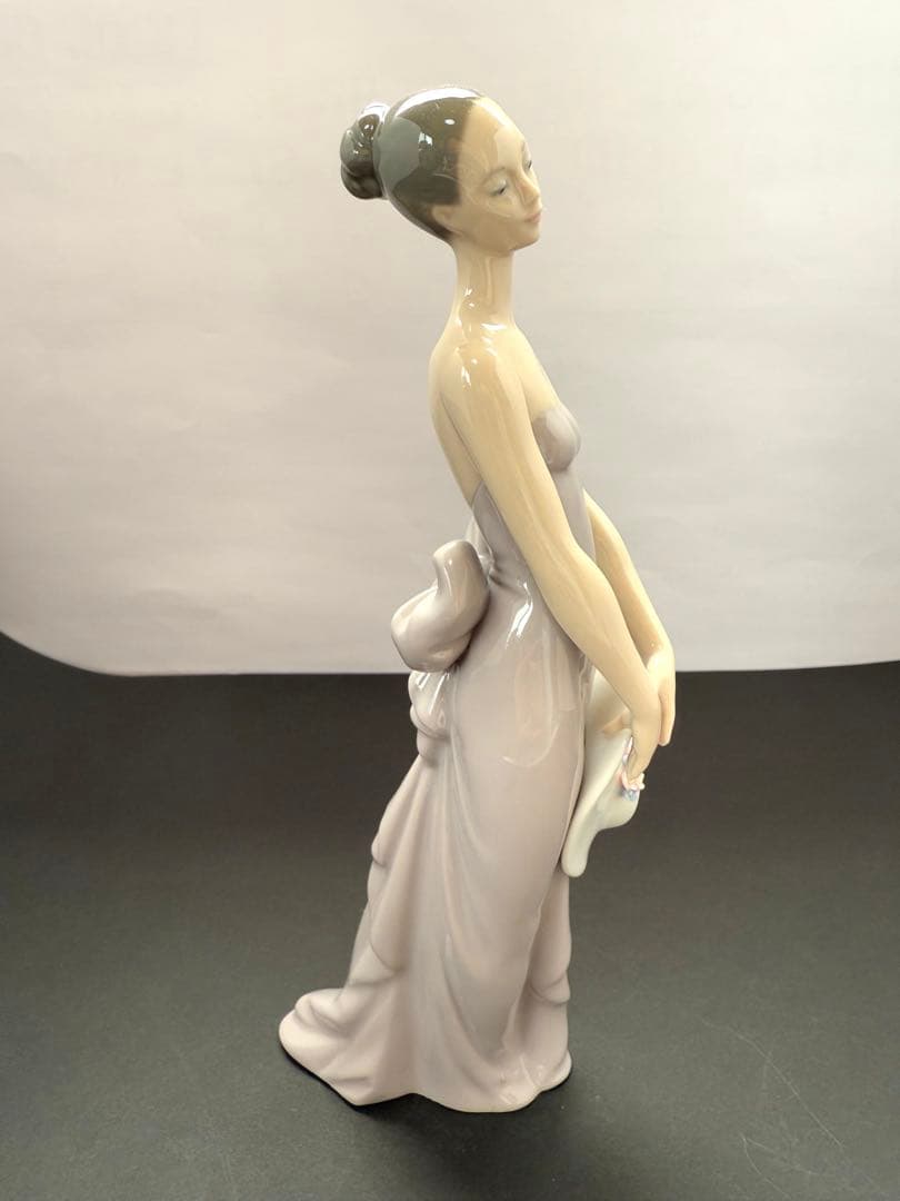 リヤドロ 帽子付花嫁介添人 5598 送料込み