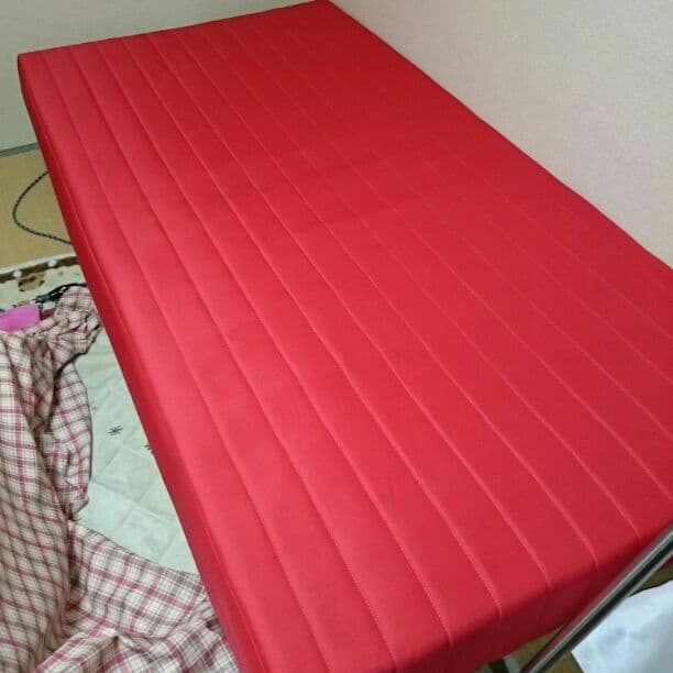 赤のシングルベッド