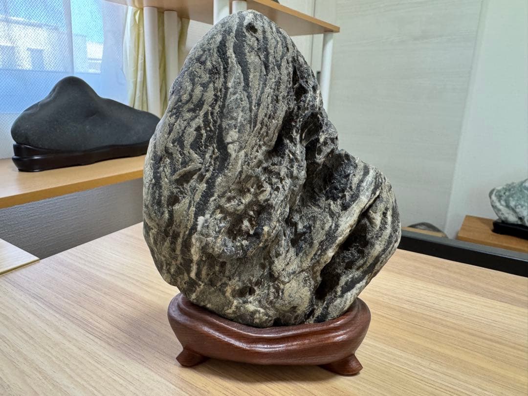 魚野川石 盆石 水石 鑑賞石 天然石 自然石 黒石 魚野川 新潟 木製台座付き