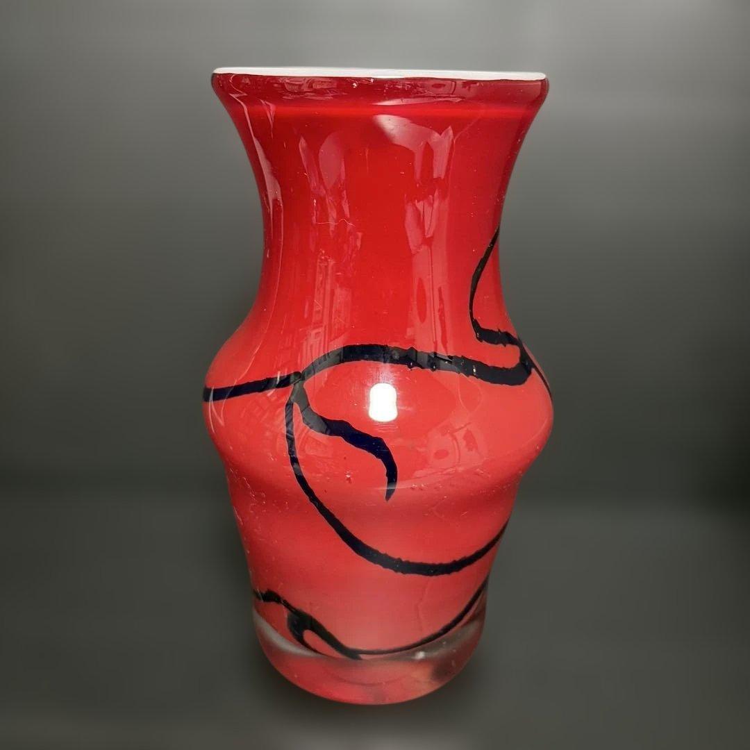 カメオ溶岩赤いガラス花瓶 黒い線装飾