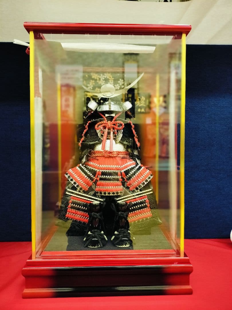 ケース入り鎧飾り