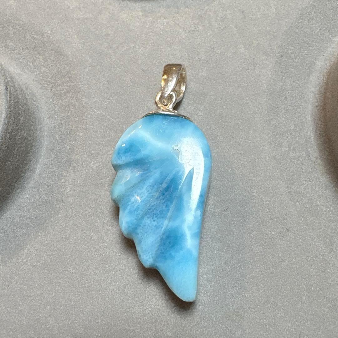 天然石　ラリマー　ドミニカ共和国産　羽根のペンダントトップ