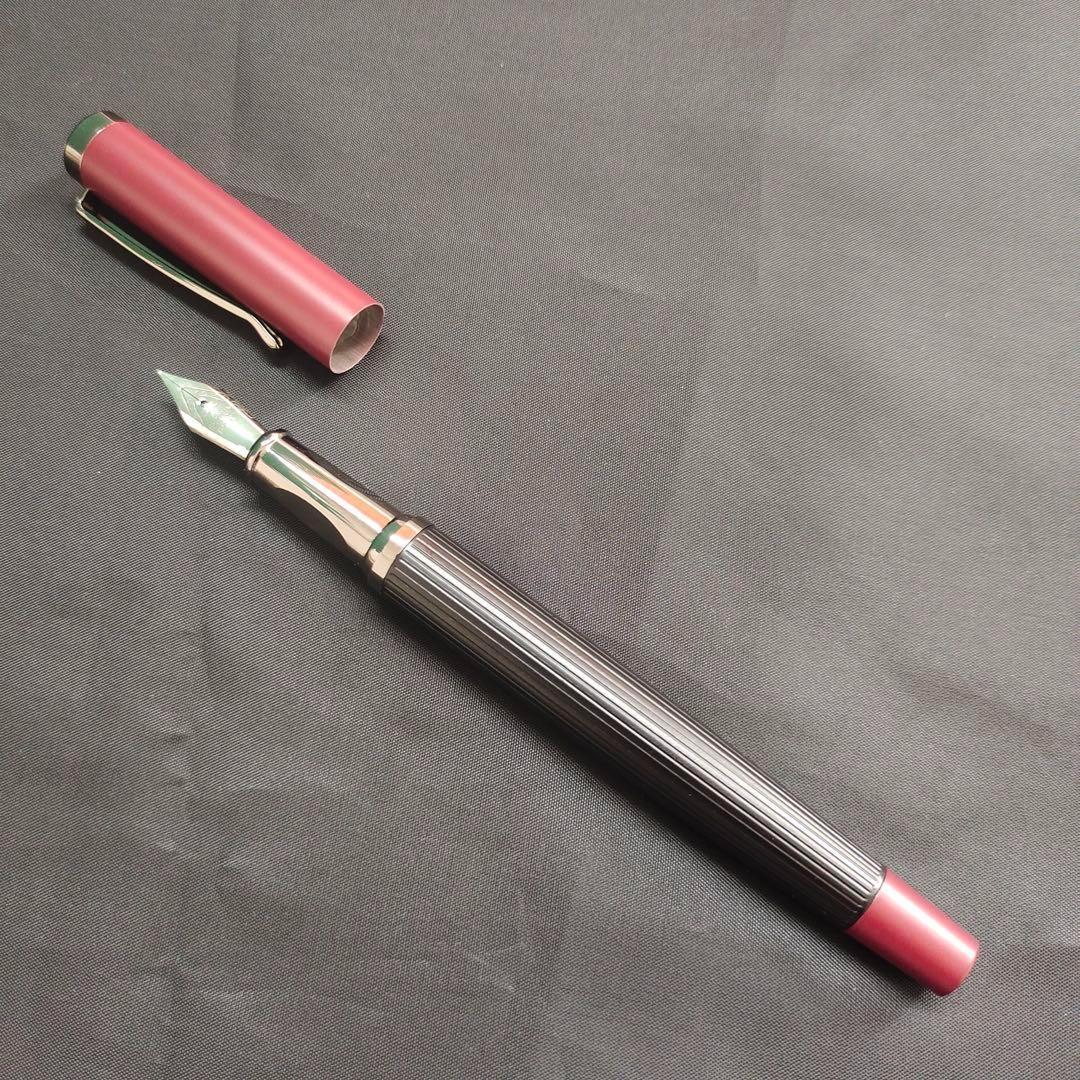 @赤と黒のストライプ万年筆