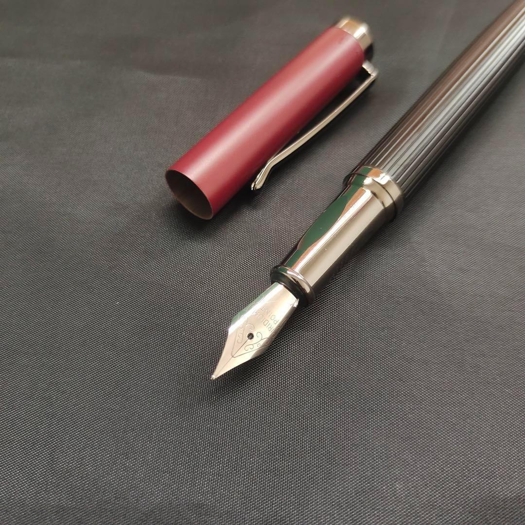 @赤と黒のストライプ万年筆
