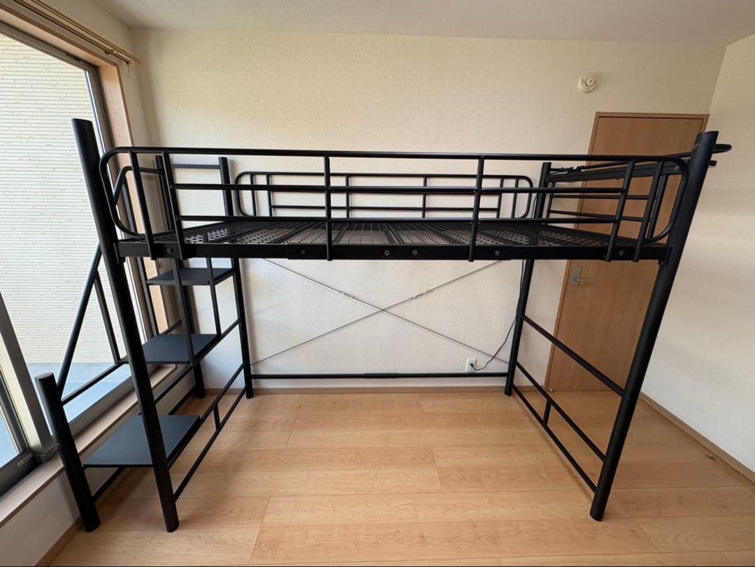 【おさる】黒のスチール製ロフトベッド／デスク下収納・はしご階段付き