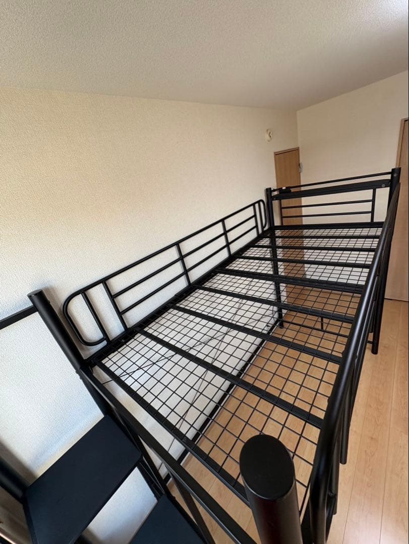 【おさる】黒のスチール製ロフトベッド／デスク下収納・はしご階段付き