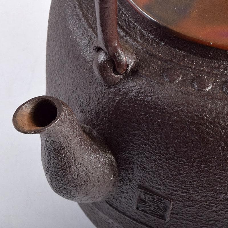 釜師　菊地政光作　万代屋　斑紫銅蓋　鋲打文　鉄瓶　鉄釜　共箱　D　R9420B