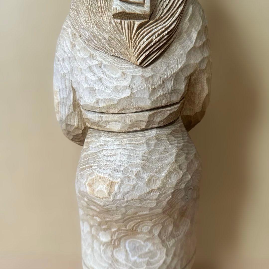 クマを抱いたアイヌ民族の木彫り人形　北海道 置物 彫刻 民芸品 ハンドメード