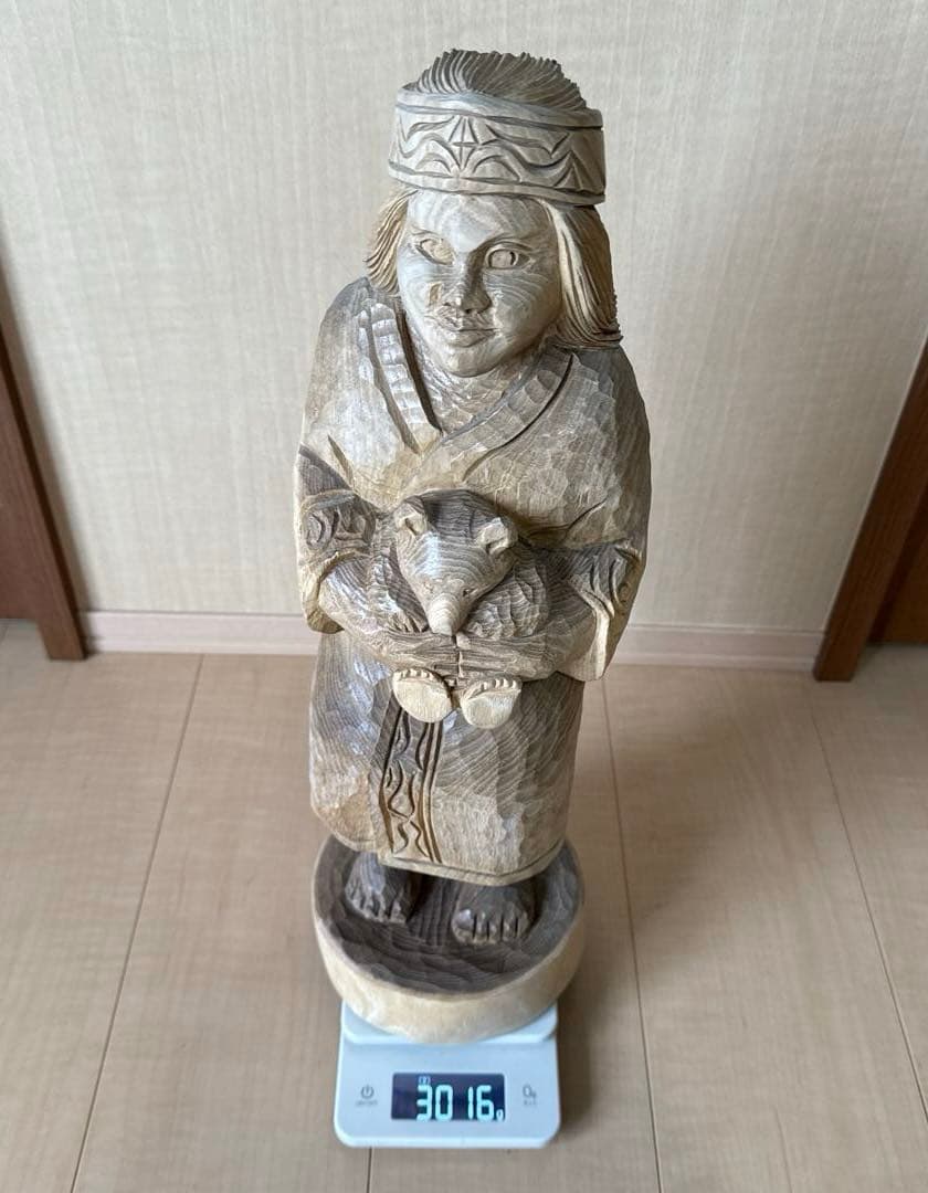 クマを抱いたアイヌ民族の木彫り人形　北海道 置物 彫刻 民芸品 ハンドメード