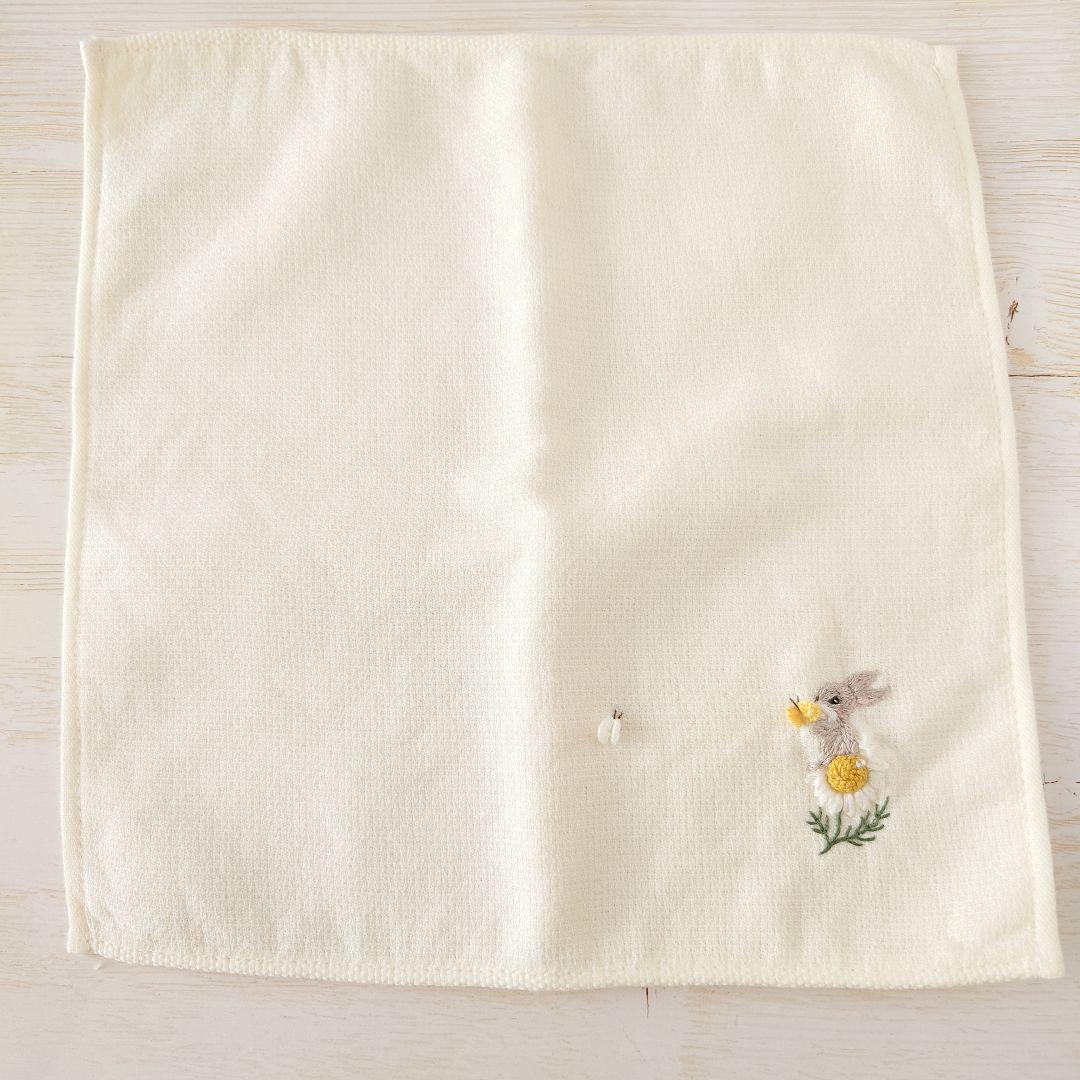 手刺繍入ちっちゃな タオルハンカチ【うさことカモミール】