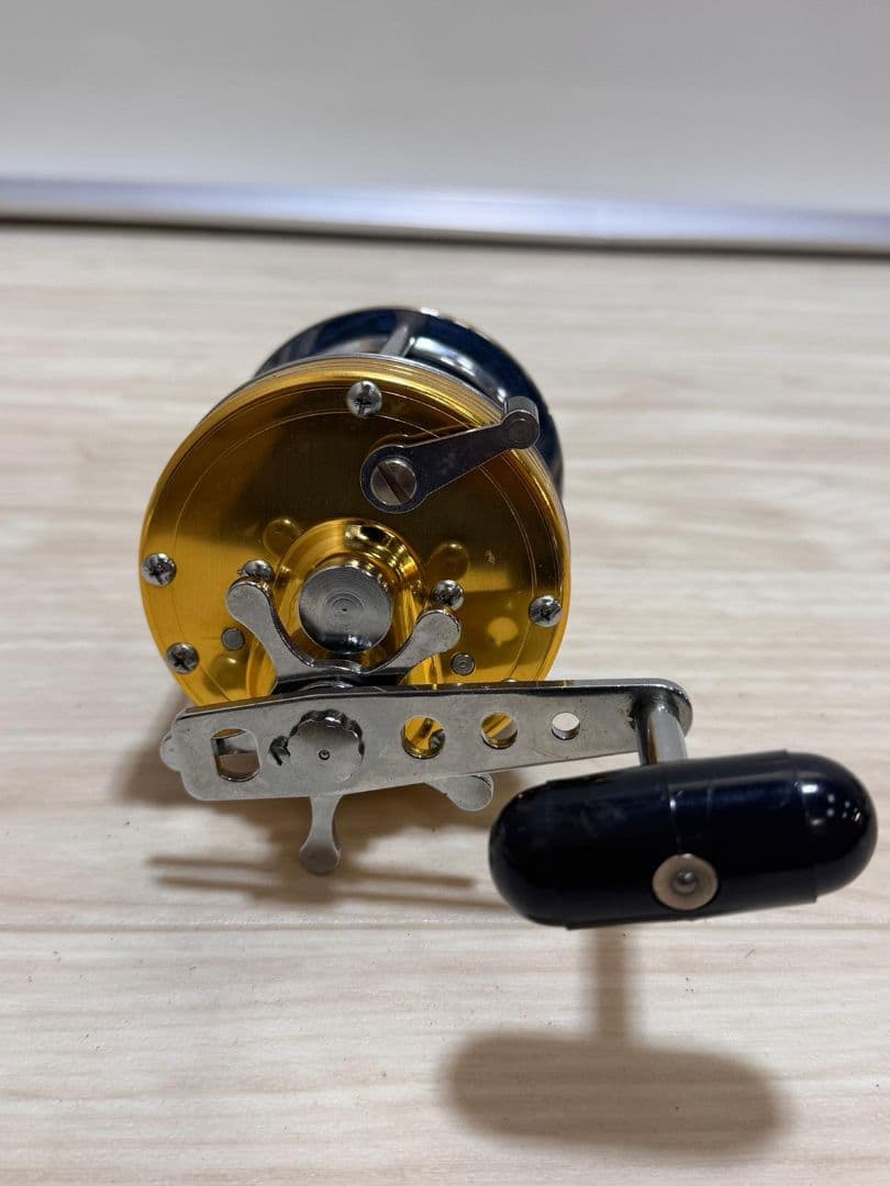Sealine 両軸リール 300モデル 金色と青色