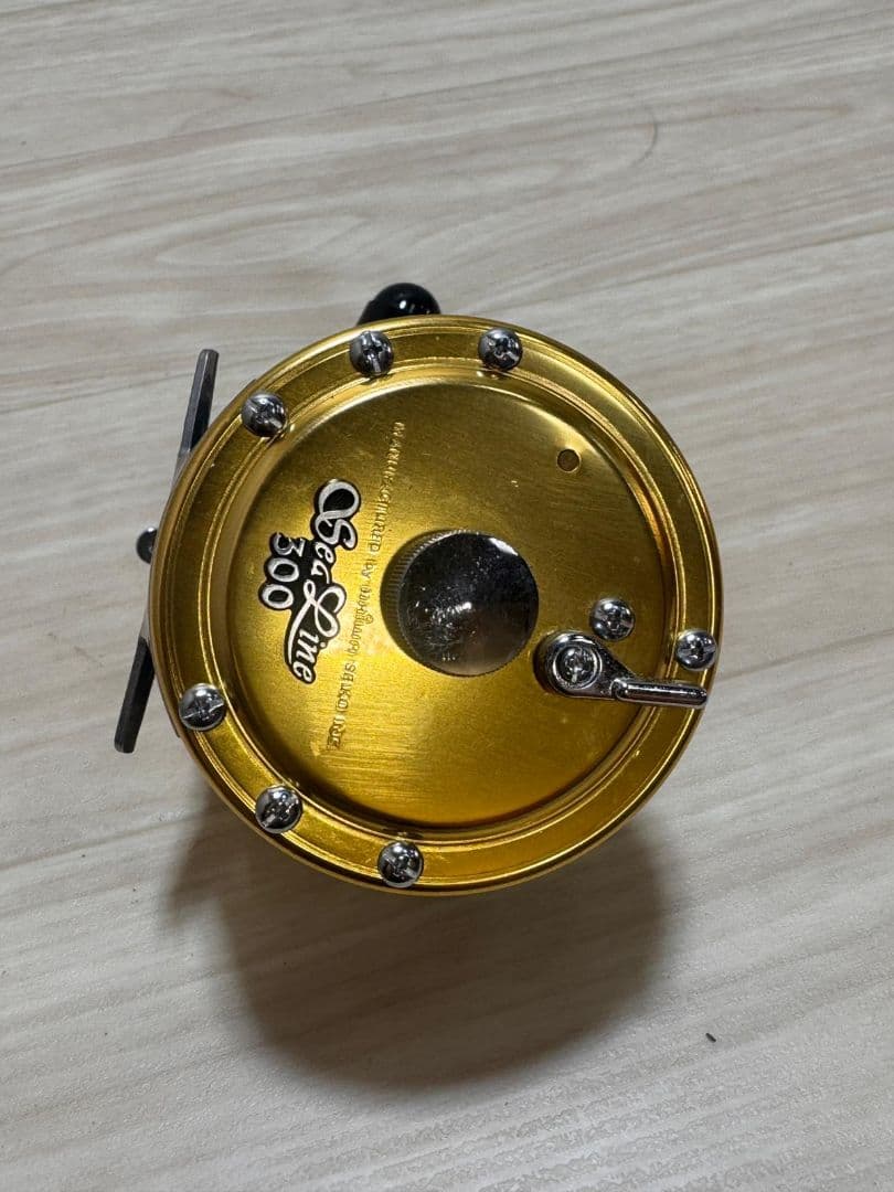 Sealine 両軸リール 300モデル 金色と青色