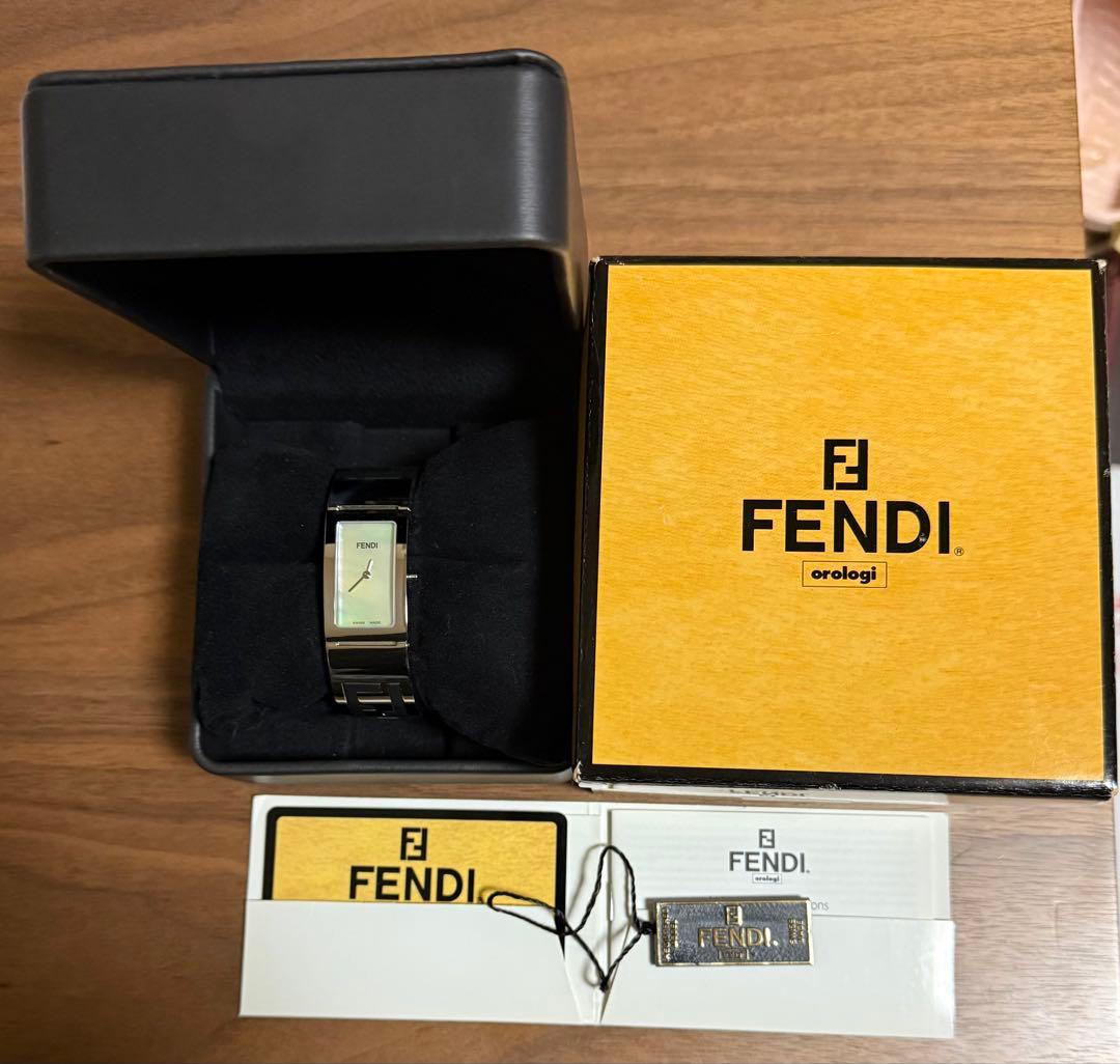FENDI クォーツバングル腕時計 文字盤シェルホワイト シルバー 未使用可動品