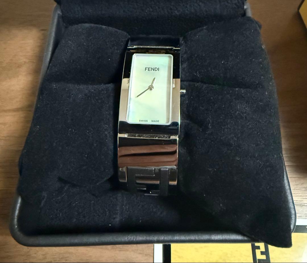 FENDI クォーツバングル腕時計 文字盤シェルホワイト シルバー 未使用可動品
