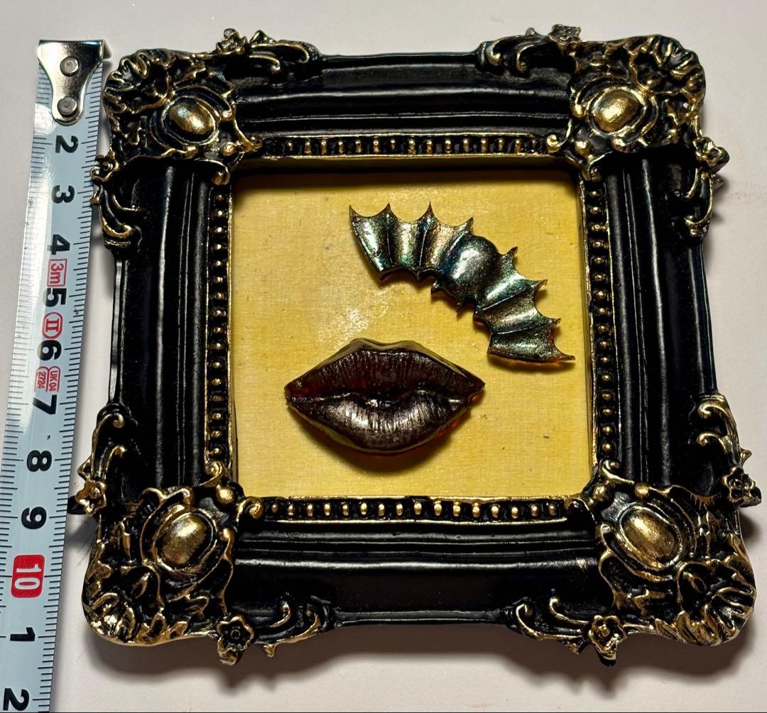 一点物｜3D立体オブジェアート｜唇×バットモチーフ樹脂作品アンティーク風フレーム