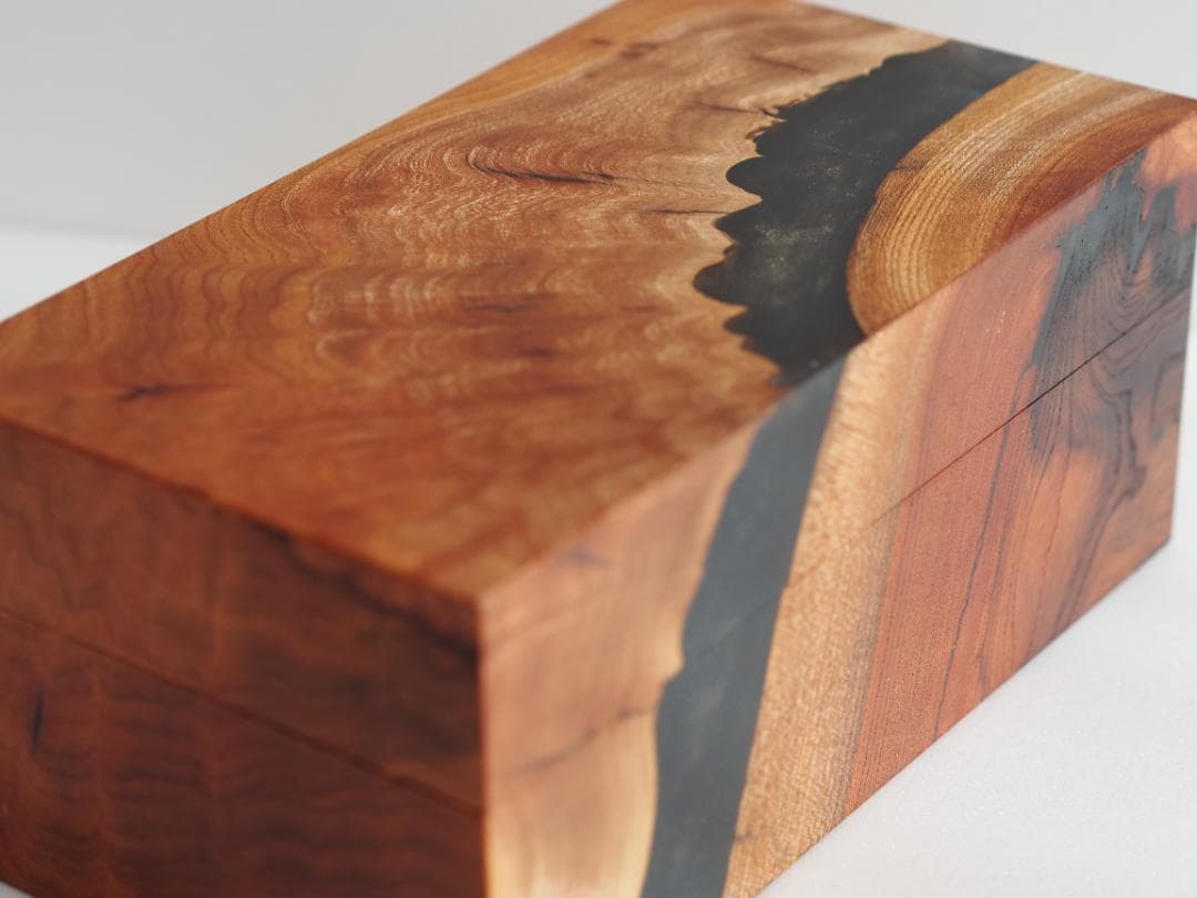 極上杢の欅とレジンの高級木箱
