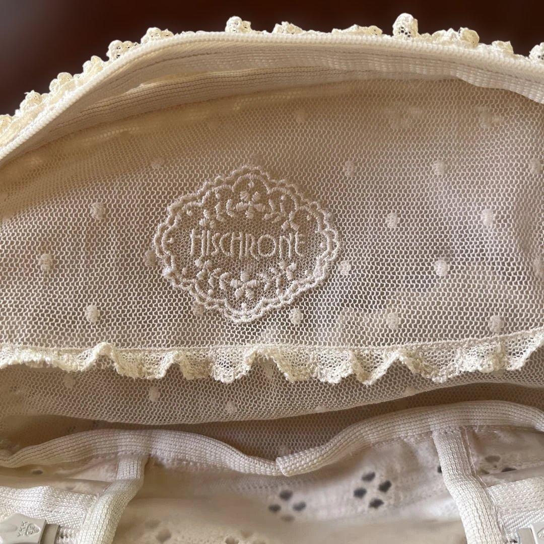 サエラヒスクローネ化粧ポーチ