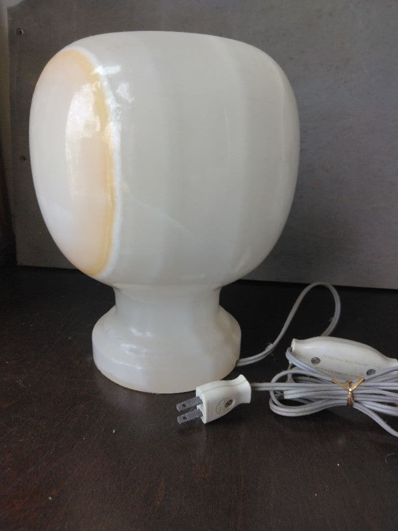 大理石でできた電気スタンド