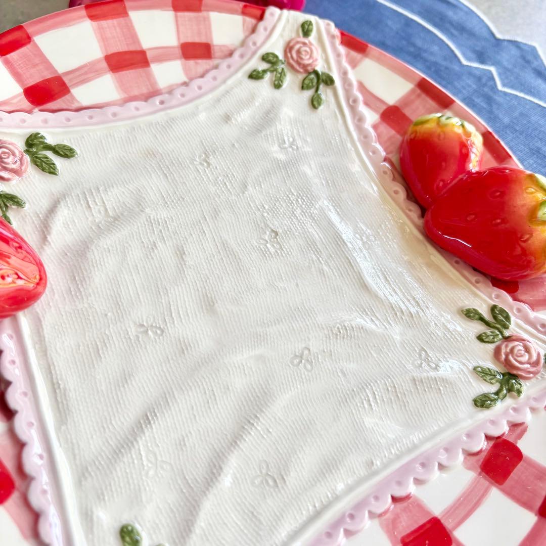 レースハンカチ苺プレート　2枚　皿　食器　メルヘン　赤　青　いちご　ヴィンテージ