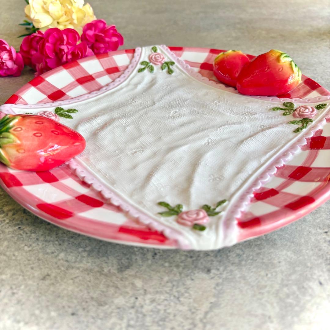 レースハンカチ苺プレート　2枚　皿　食器　メルヘン　赤　青　いちご　ヴィンテージ