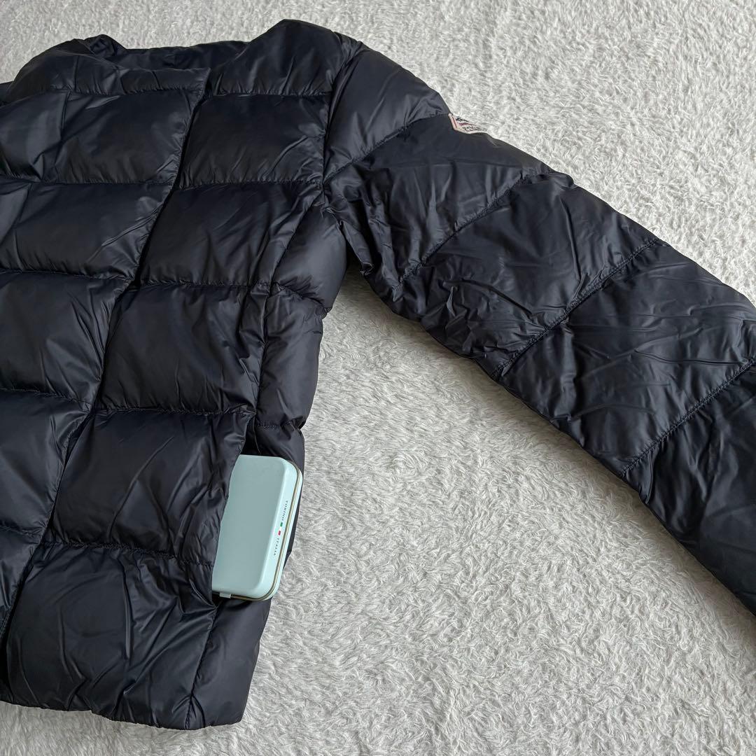 美品 ピレネックス カンヌ ノーカラーダウンジャケット 38 濃紺