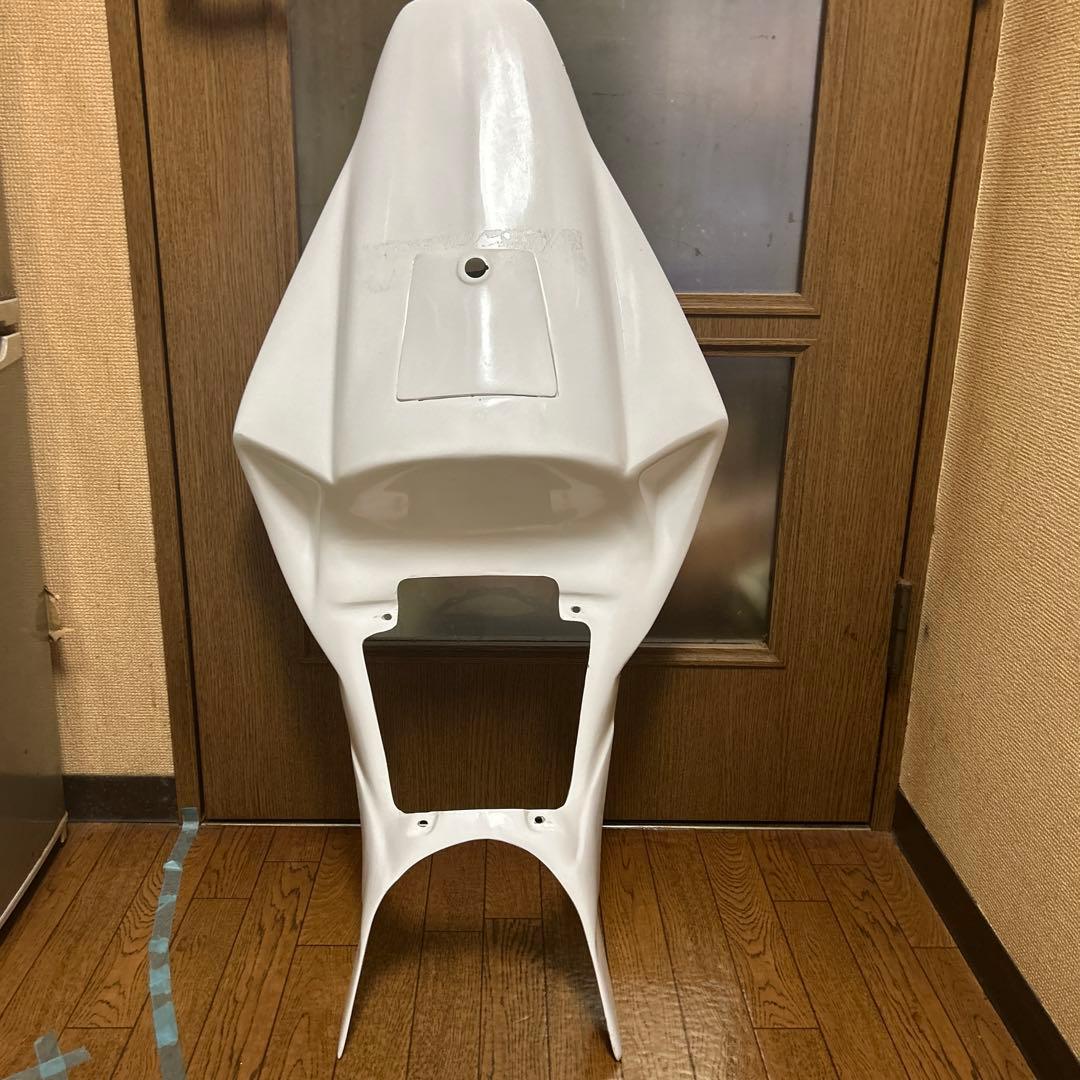 FRP製 NS-1 シートカウル 流線型デザイン 取り付け穴あり　ひび割れあり。
