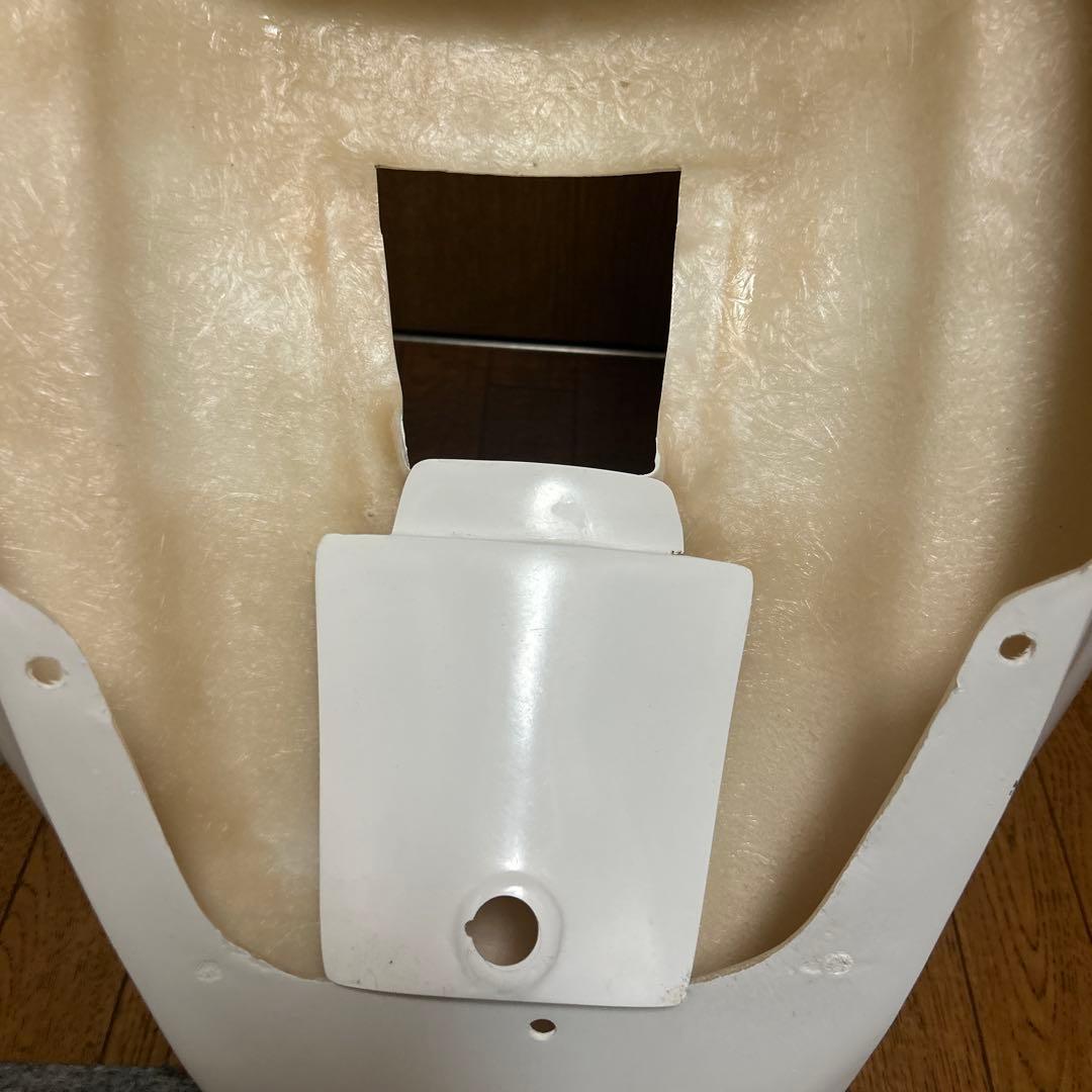 FRP製 NS-1 シートカウル 流線型デザイン 取り付け穴あり　ひび割れあり。